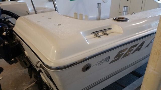 White sea ray boat with a motor.