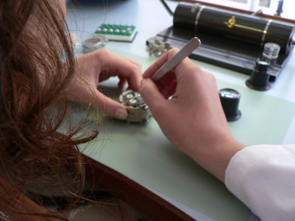 intervento su quadrante orologio