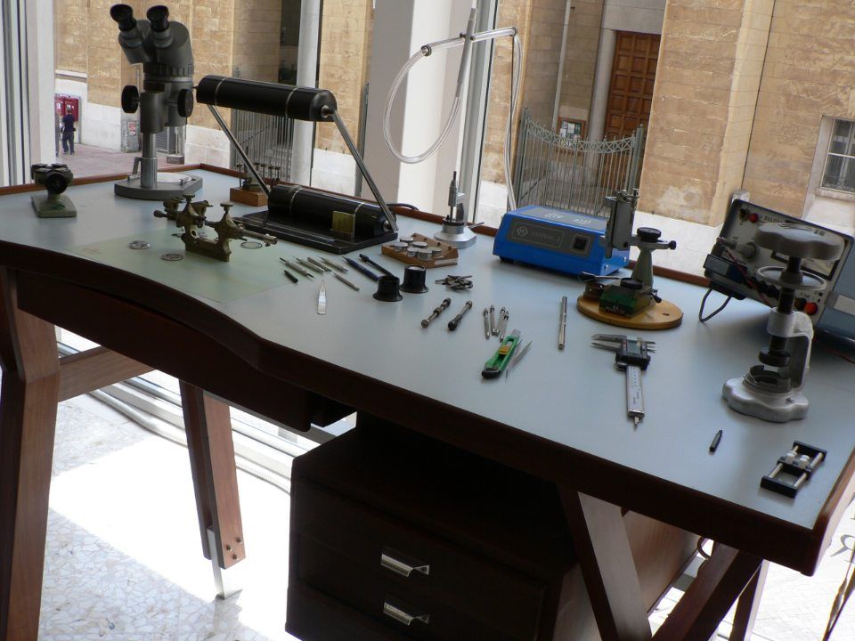 banco di lavoro con strumenti per orologeria