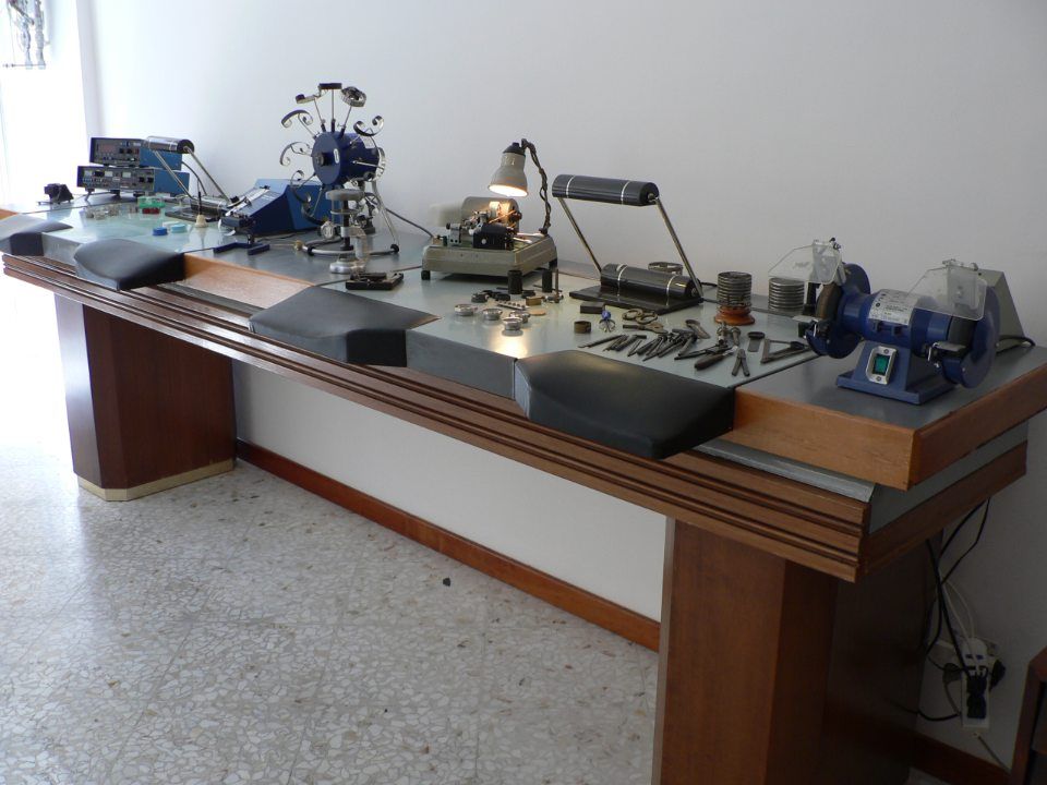 tavolo per lavori di orologeria