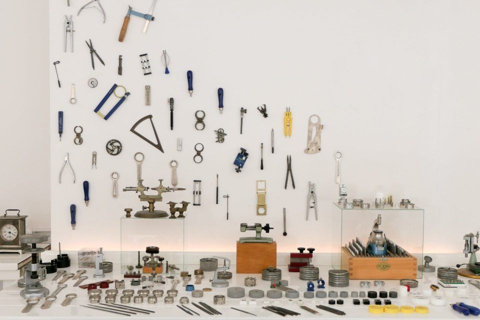 esposizione strumenti di un mastro orologiaio