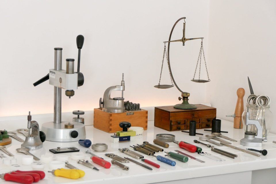 strumenti di un mastro orologiaio