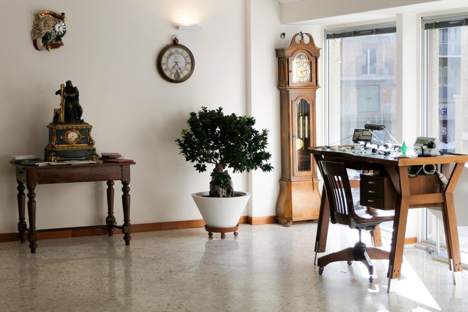 scrivania in laboratorio orafo