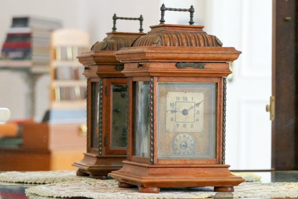 orologio da tavolo con cassa in legno