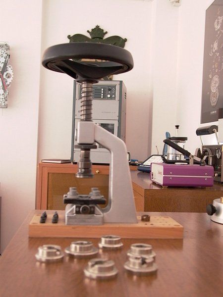 strumento per chiusura cassa orologio