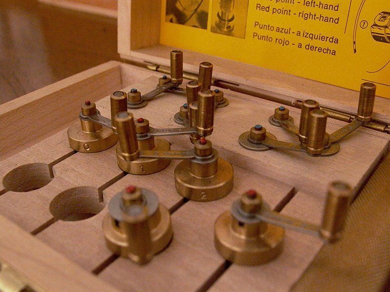 strumenti per apertura orologio