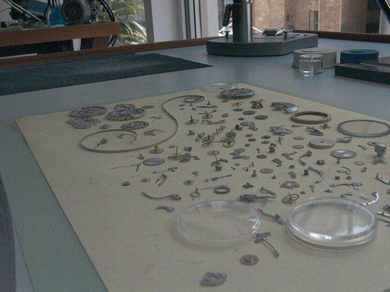 componenti orologio su un panno di daino