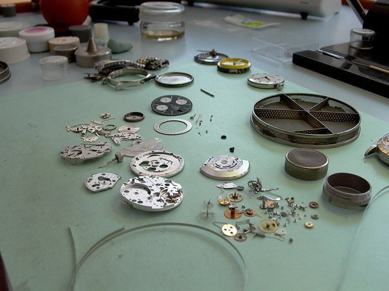 banco di lavoro con componenti orologio