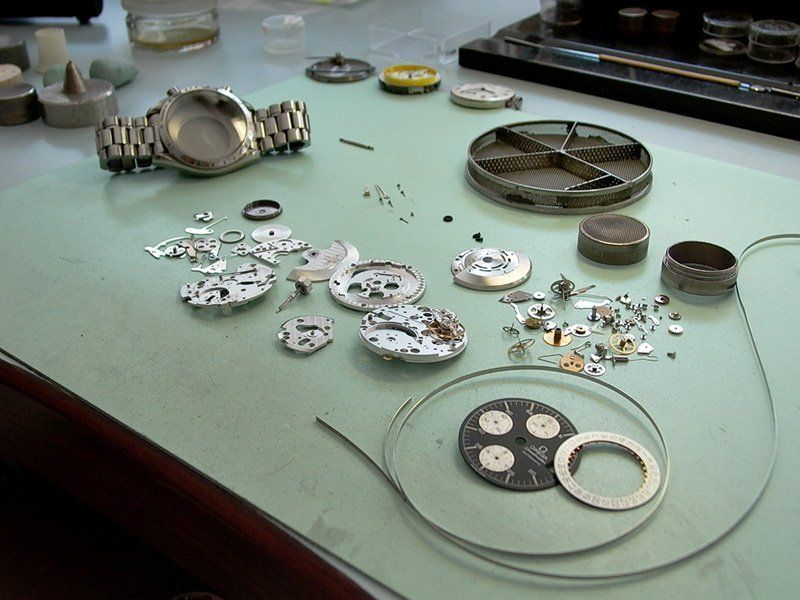 tavolo con componenti orologio