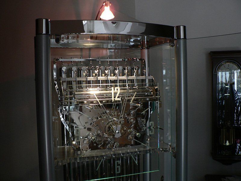 orologio di design con teca in vetro