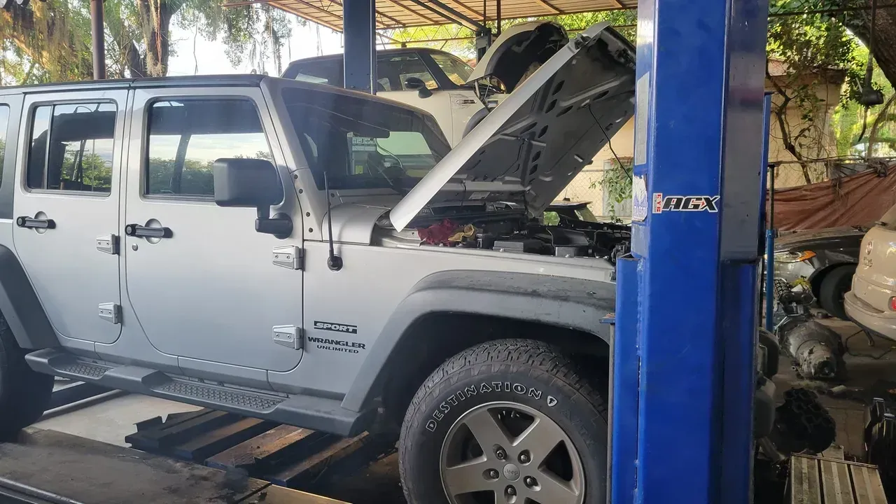A truck with an opened hood | Your Mechanic 813