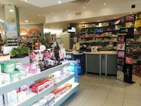 esposizione dei prodotti della farmacia