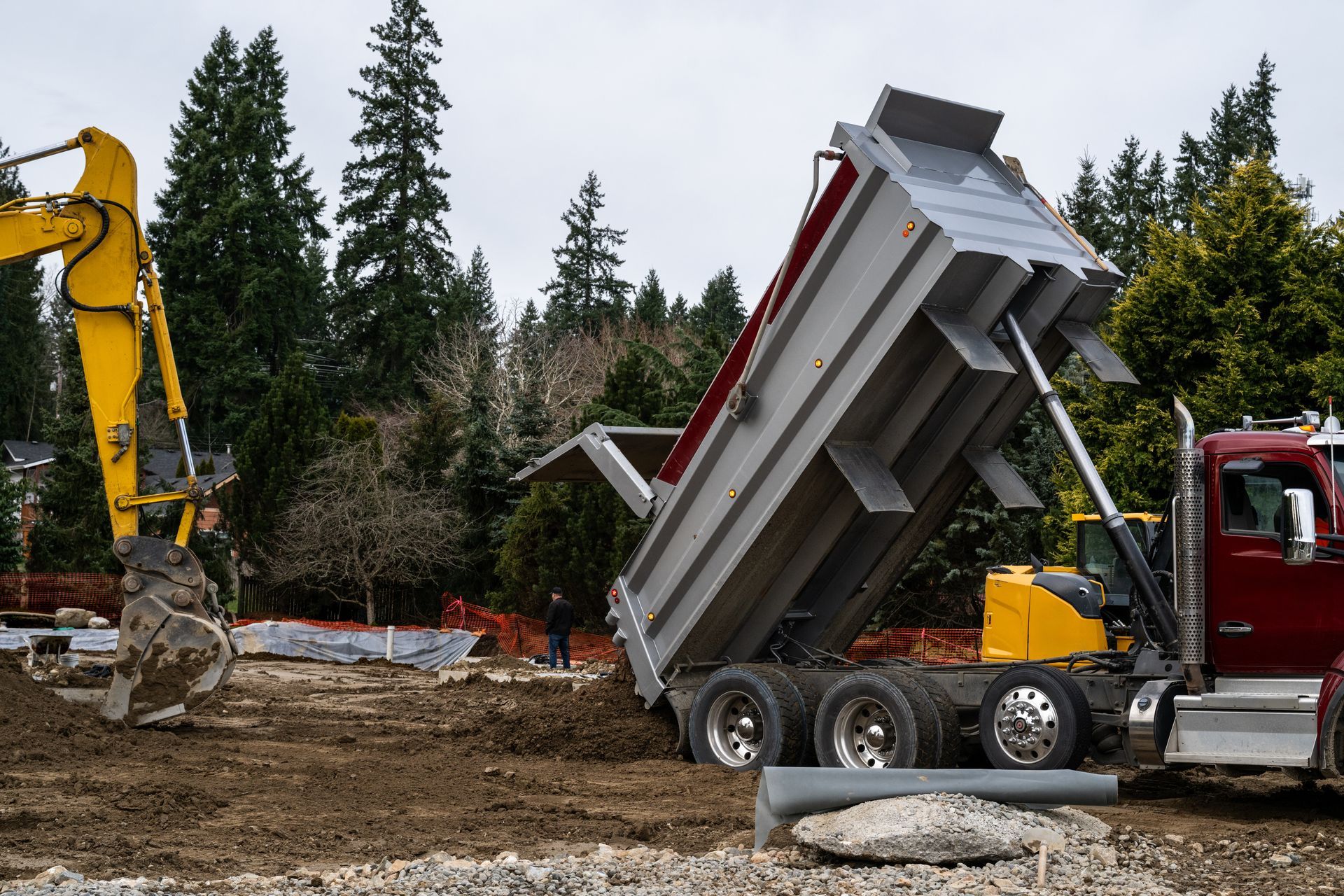 Une illustration colorée, dessinée à la main, représentant un paysage de montagne fantaisiste sous un soleil jaune éclatant.