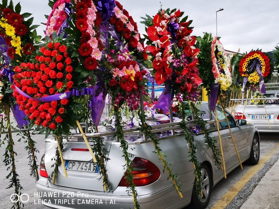 allestimento floreale per carro funebre