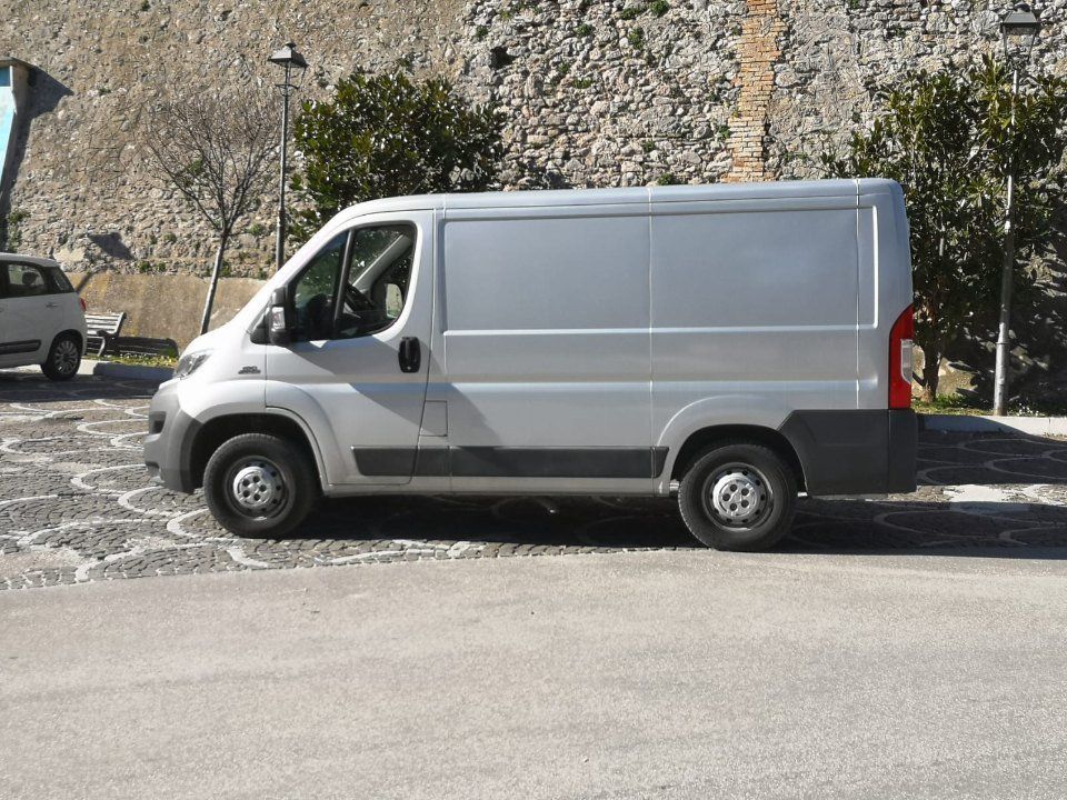 mezzo di servizio per l'organizzazione del funerale