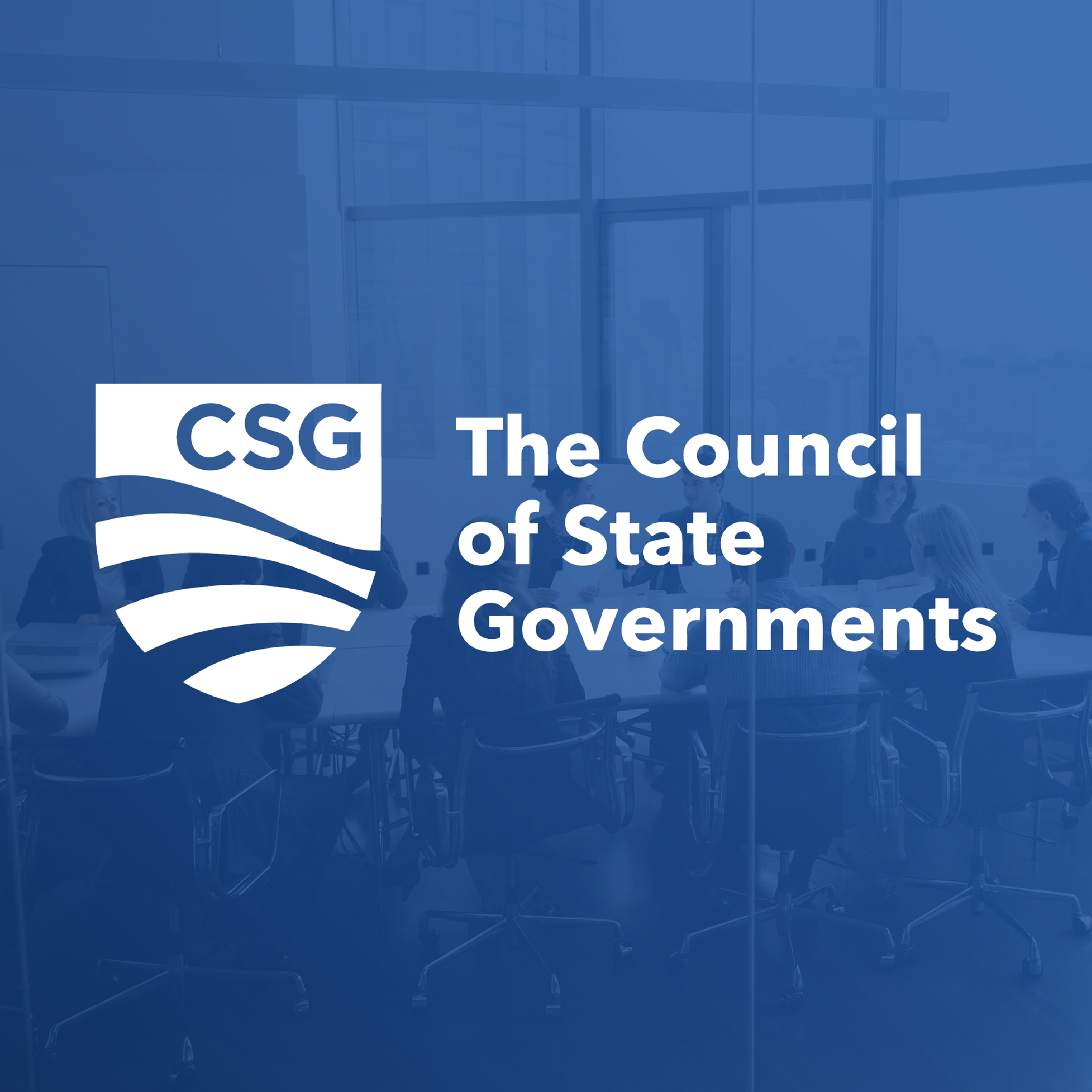 Logotipo del Consejo de Gobiernos Estatales (CSG) con una reunión al fondo. El logotipo es blanco con detalles azules.