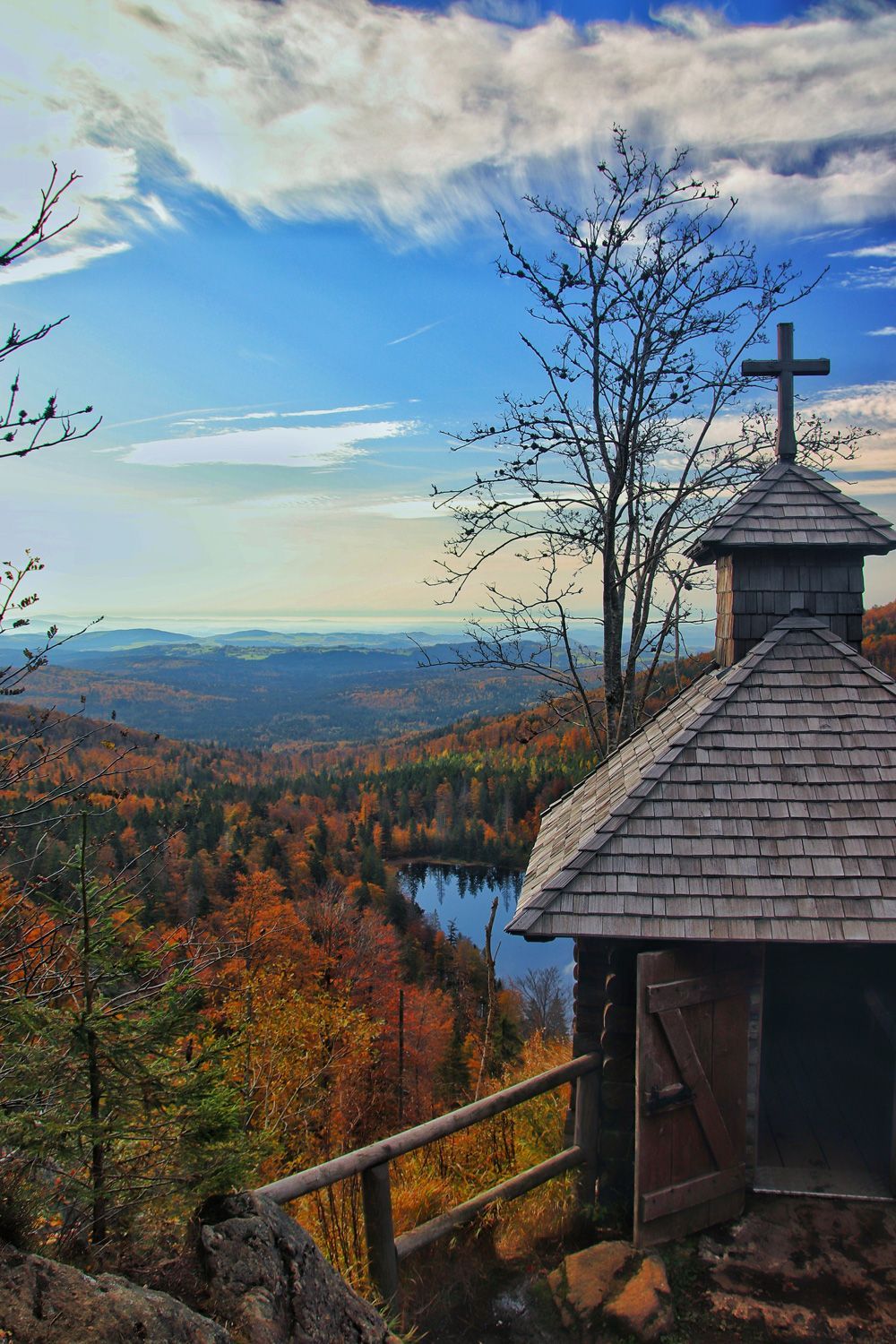 Rachelkapelle und Rachelsee im Nationalpark Bayerischer Wald