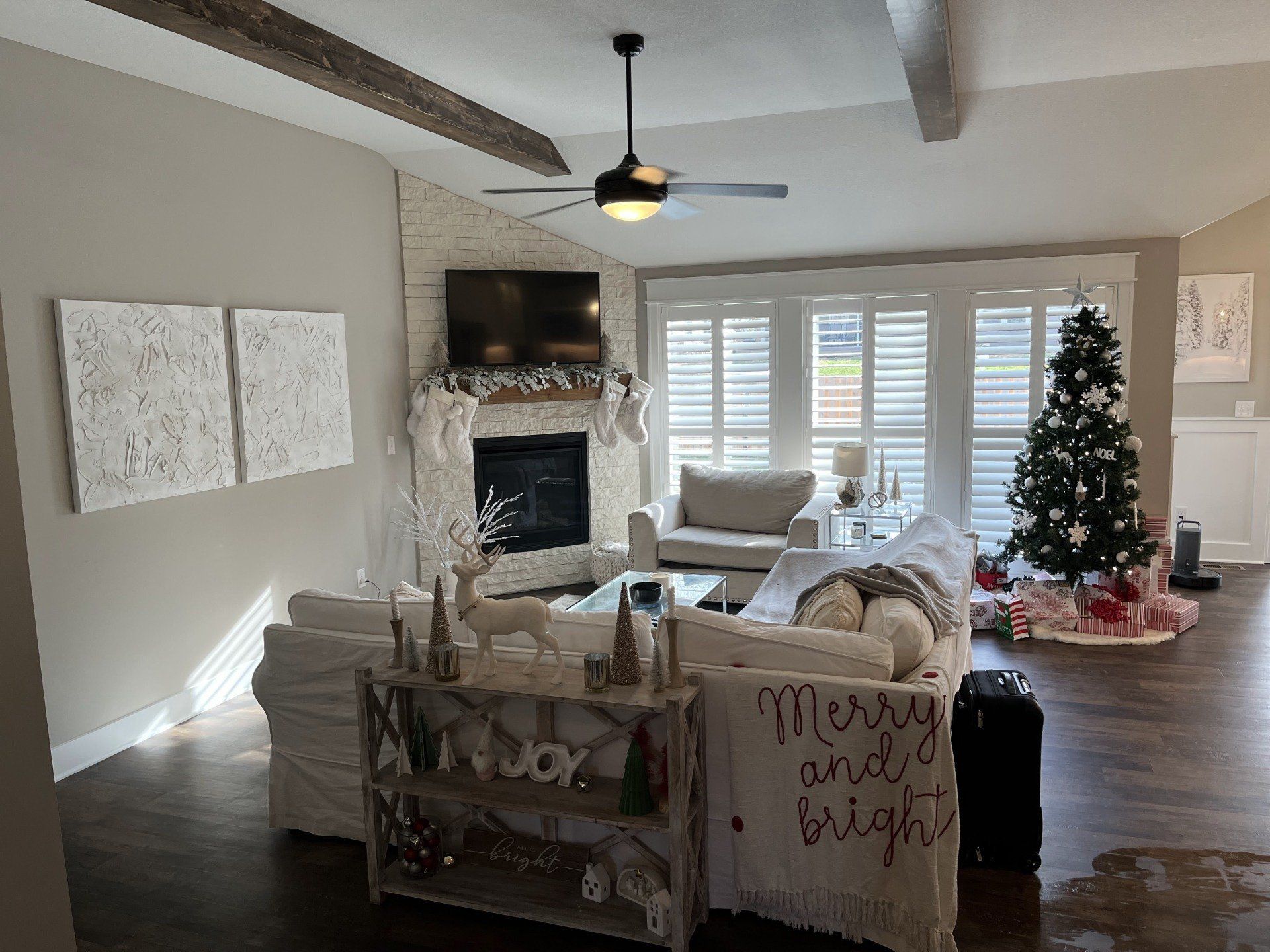 Client Livingroom Cleaned — Kansas City, MO — Cleaning Maids In and Out, Kansas City, MO — Cleaning Maids In and Out, deep cleaning, top to bottom, housekeeping, maid service, cleaning, clean, cleaners, cleaning company, laundry service, window washing, carpet cleaning, carpet shampooing,