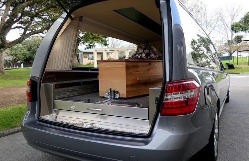 cassa funebre su auto