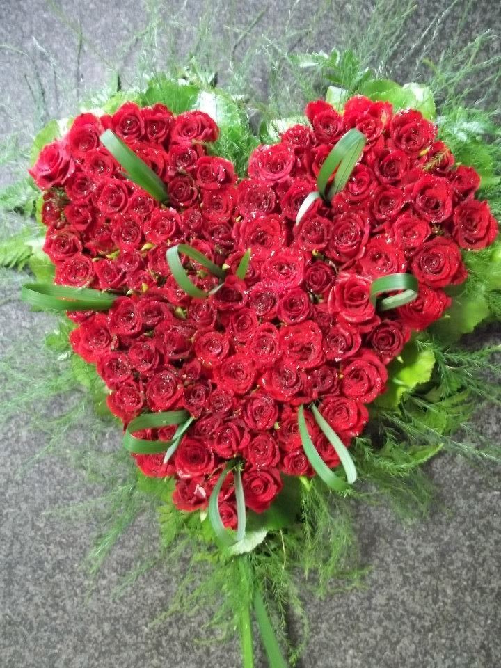 composizione floreale a cuore