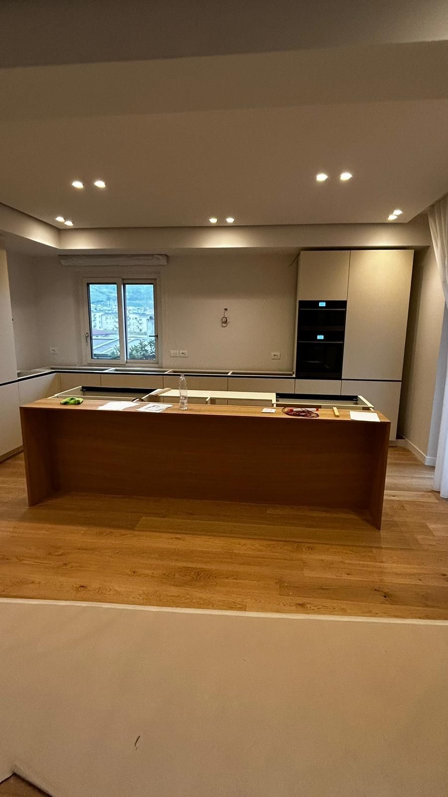 C'è una grande isola al centro della cucina.