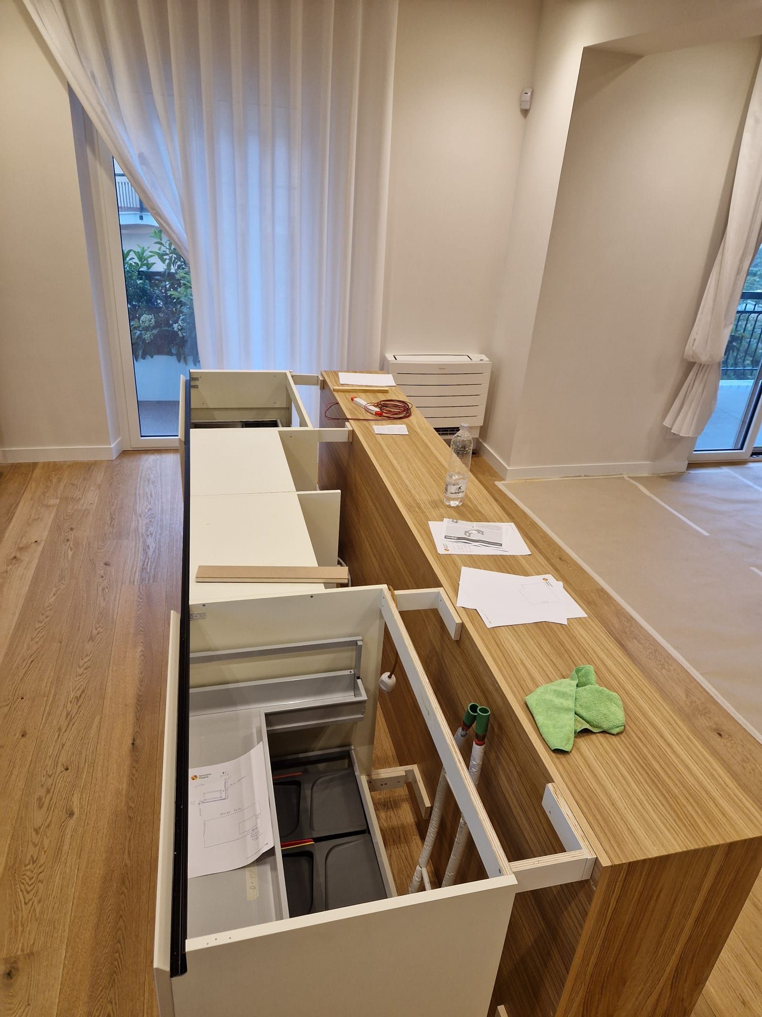 Si sta costruendo un'isola per la cucina in un soggiorno.