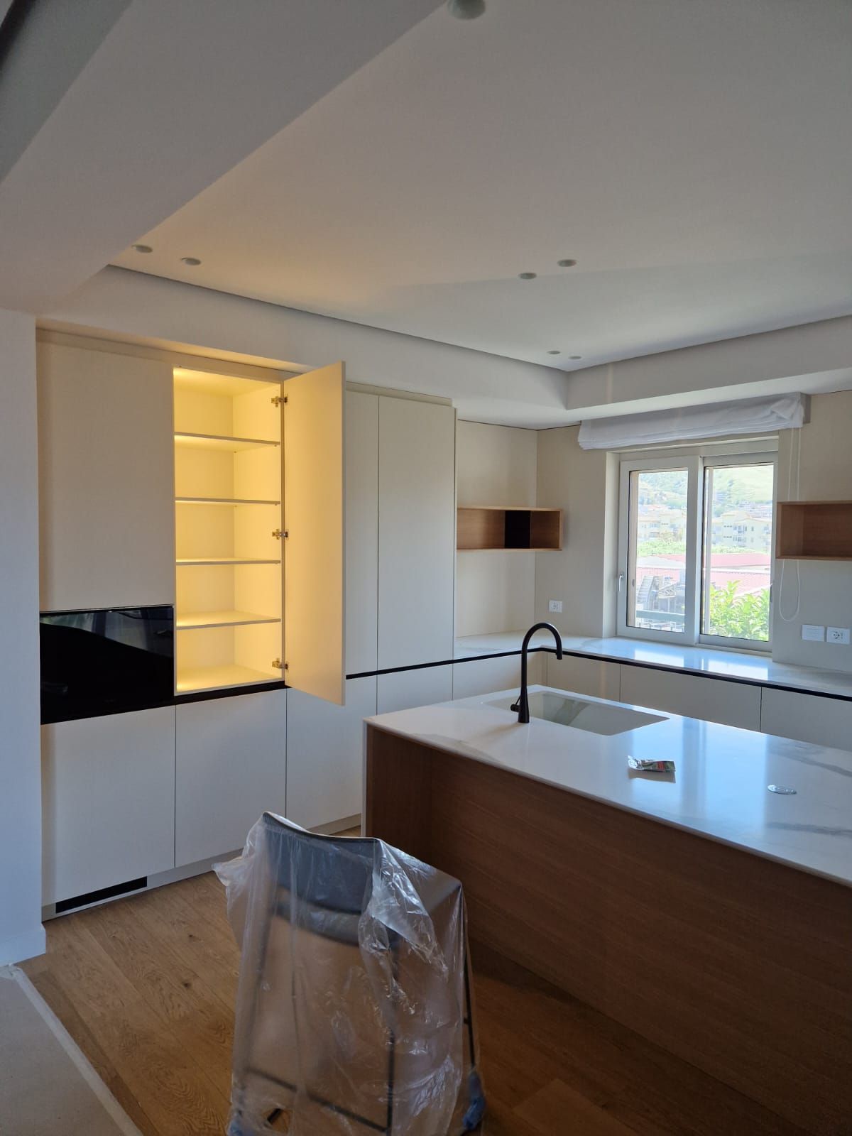 Una cucina con una grande isola e un lavello.