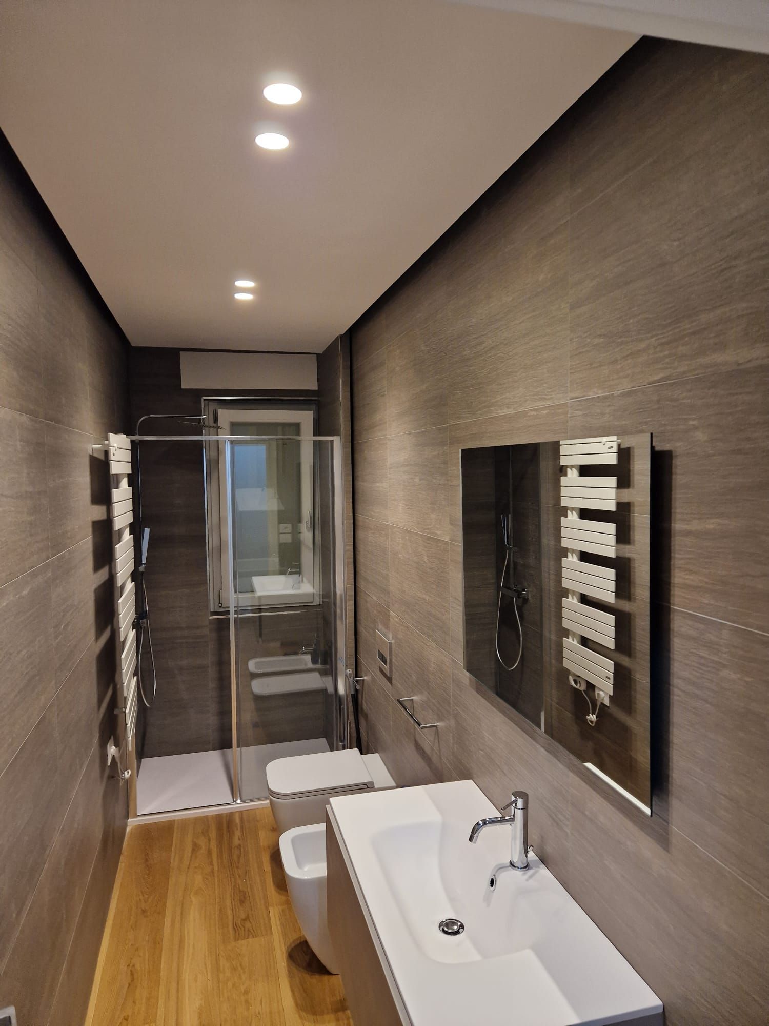 Un bagno con un lavandino, un water e uno specchio