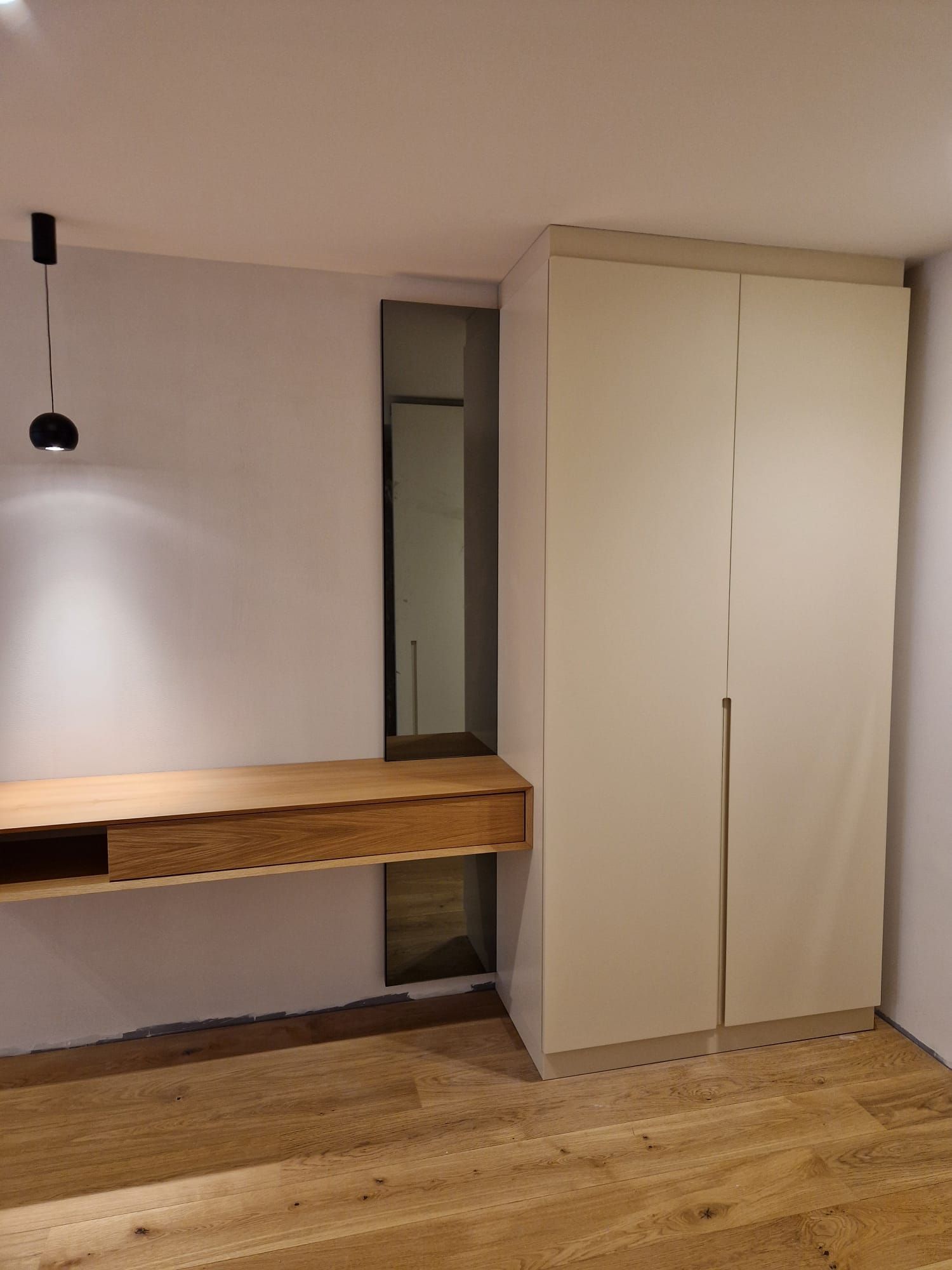 C'è una scrivania nell'angolo della stanza.