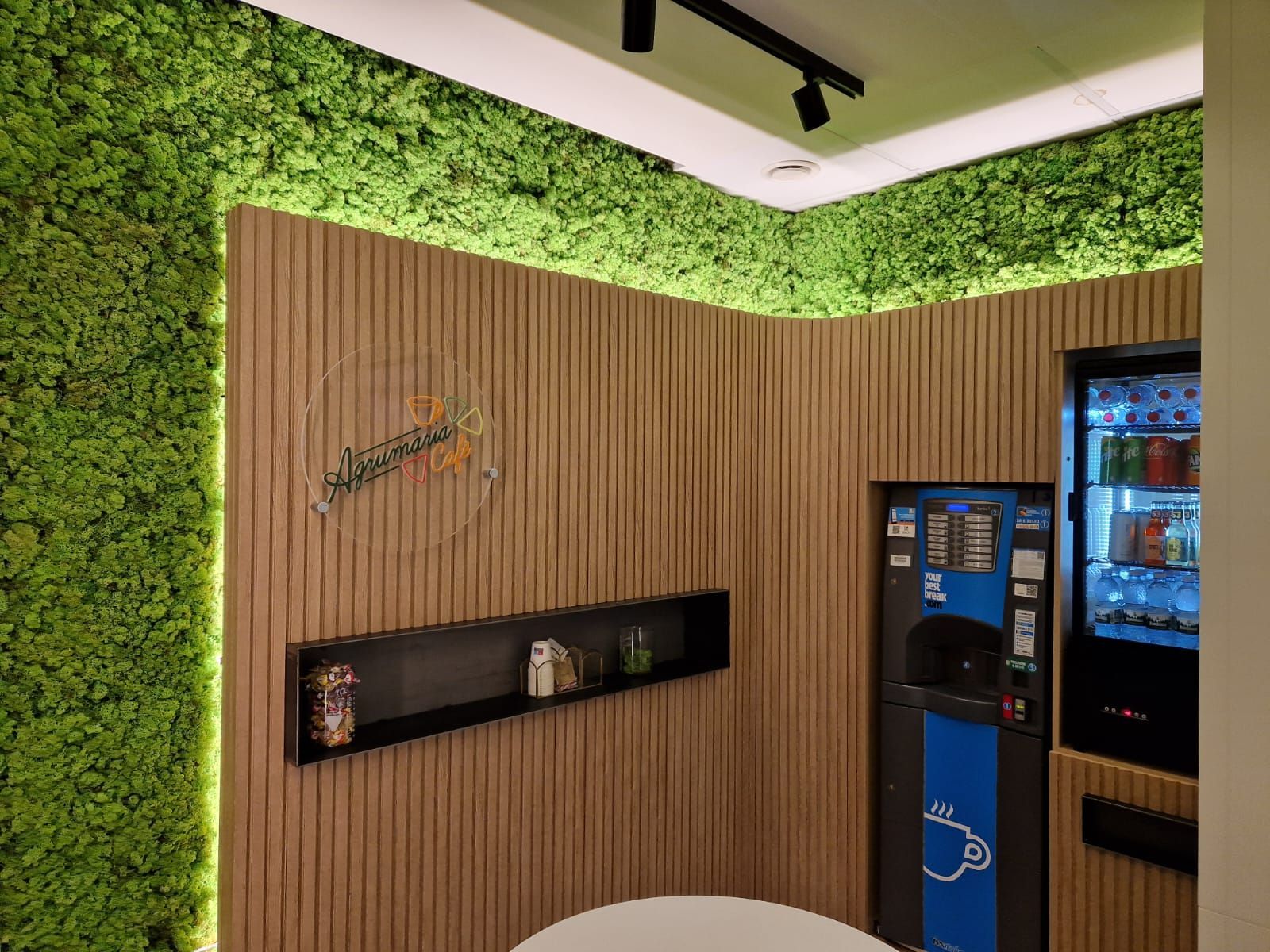 Una stanza con una parete verde e un distributore automatico.