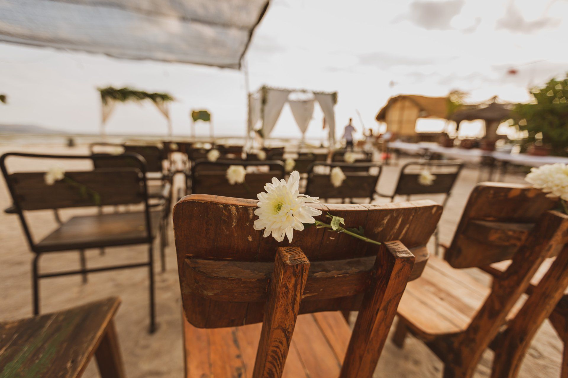 Een onvergetelijke ceremonie op het strand tijdens jullie destination wedding in Italië