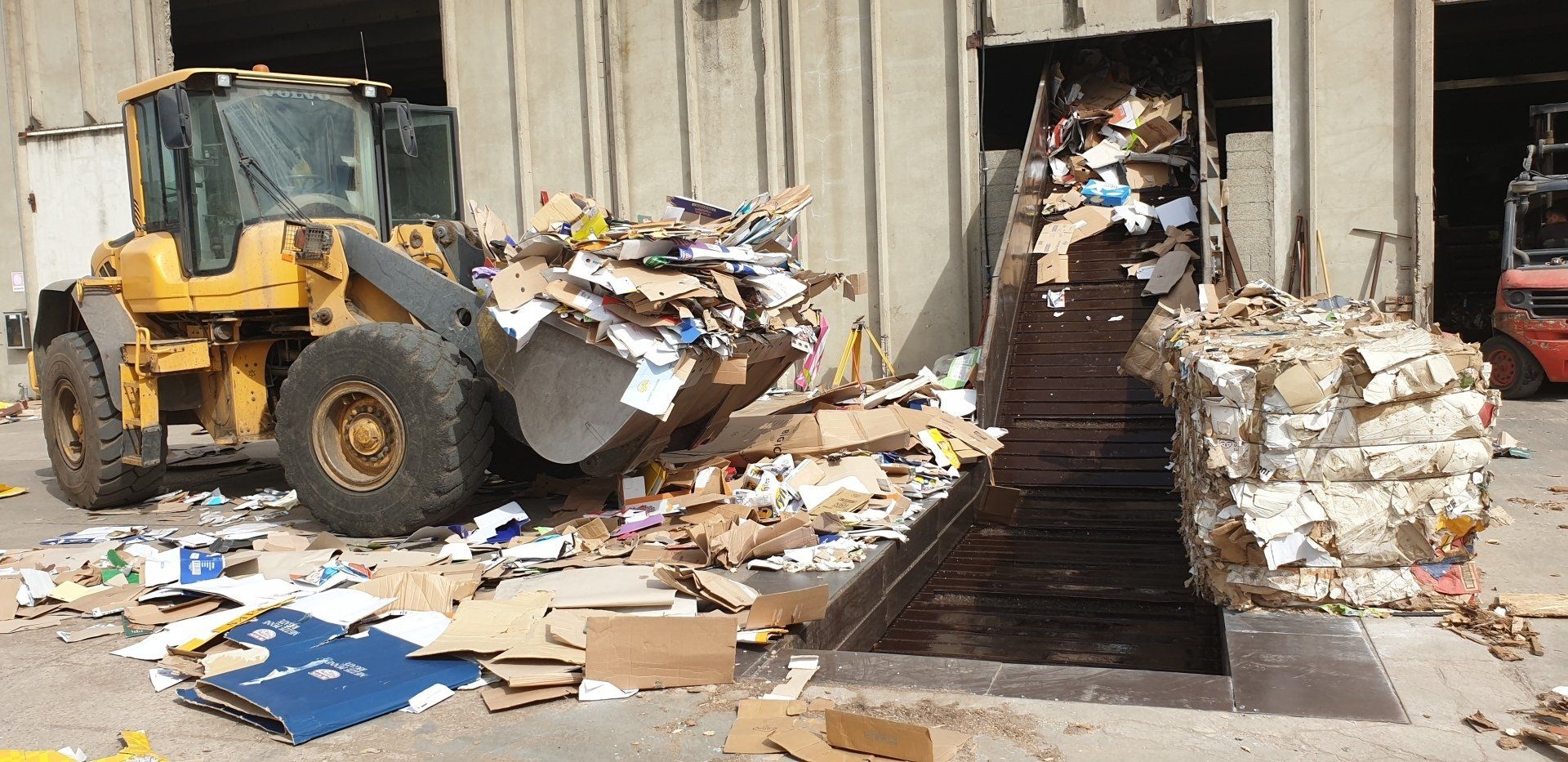 mezzi per il trasporto di carta e cartone