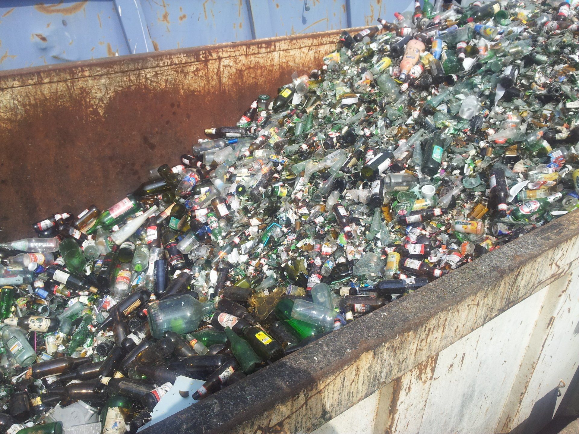 bottiglie e rifiuti in vetro