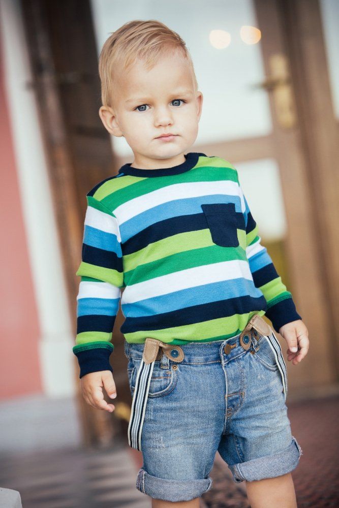 Bambino con maglia a righe e jeans