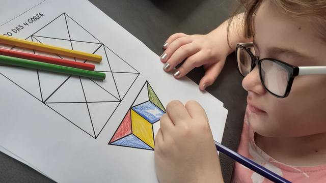 Usando formas e cores, professora cria jogos para estimular