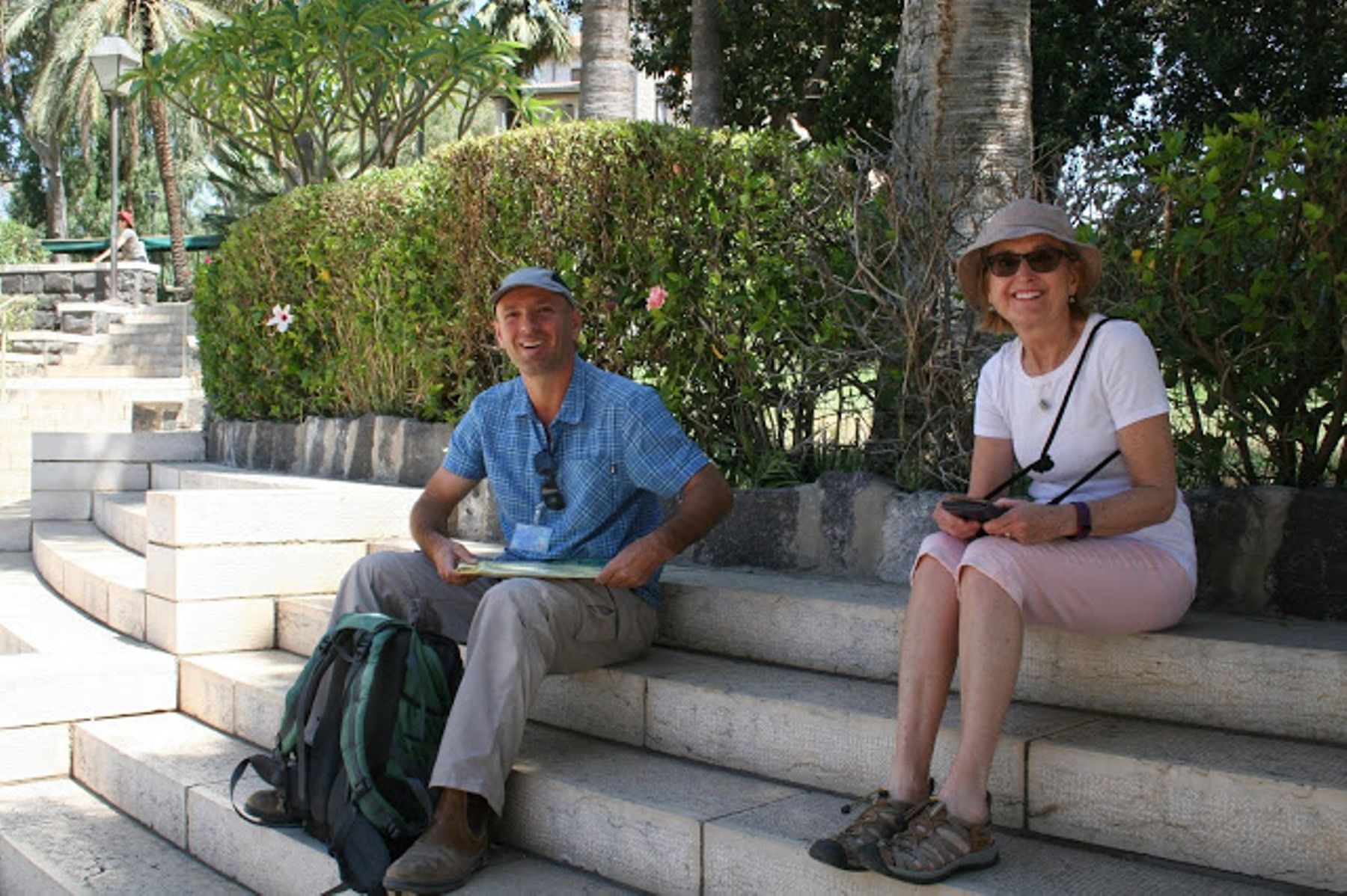 גבר ואישה יושבים על מדרגות