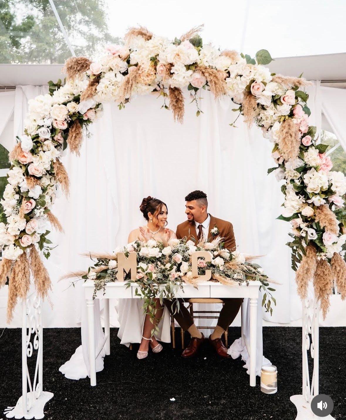 WEDDING ARCH SWEETHEART TABLE