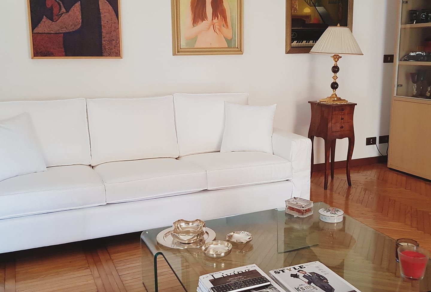 tappezzeria divano bianco