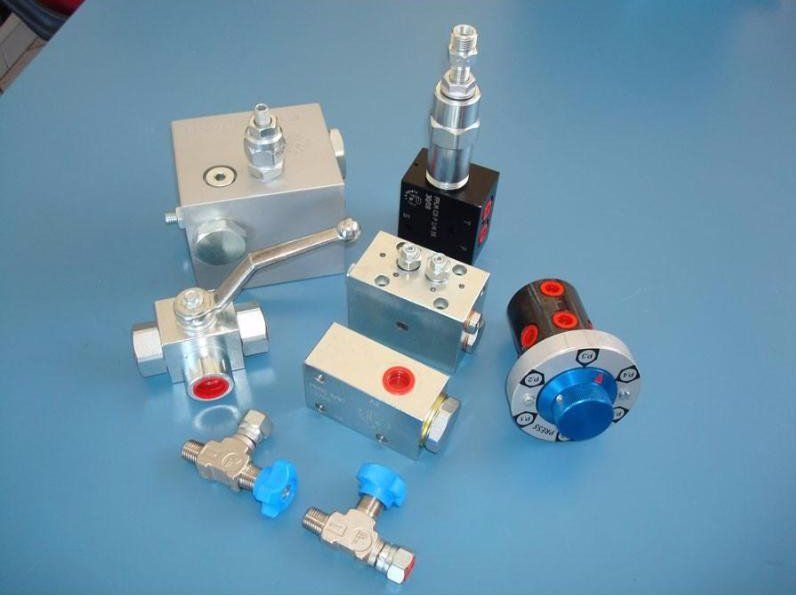 Centraline e minicentraline: saldati, a disegno; Cilindri telescopici; Cilindri secondo norme ISO e DIN; Attuatori rotanti e guarnizioni tenuta fluidi