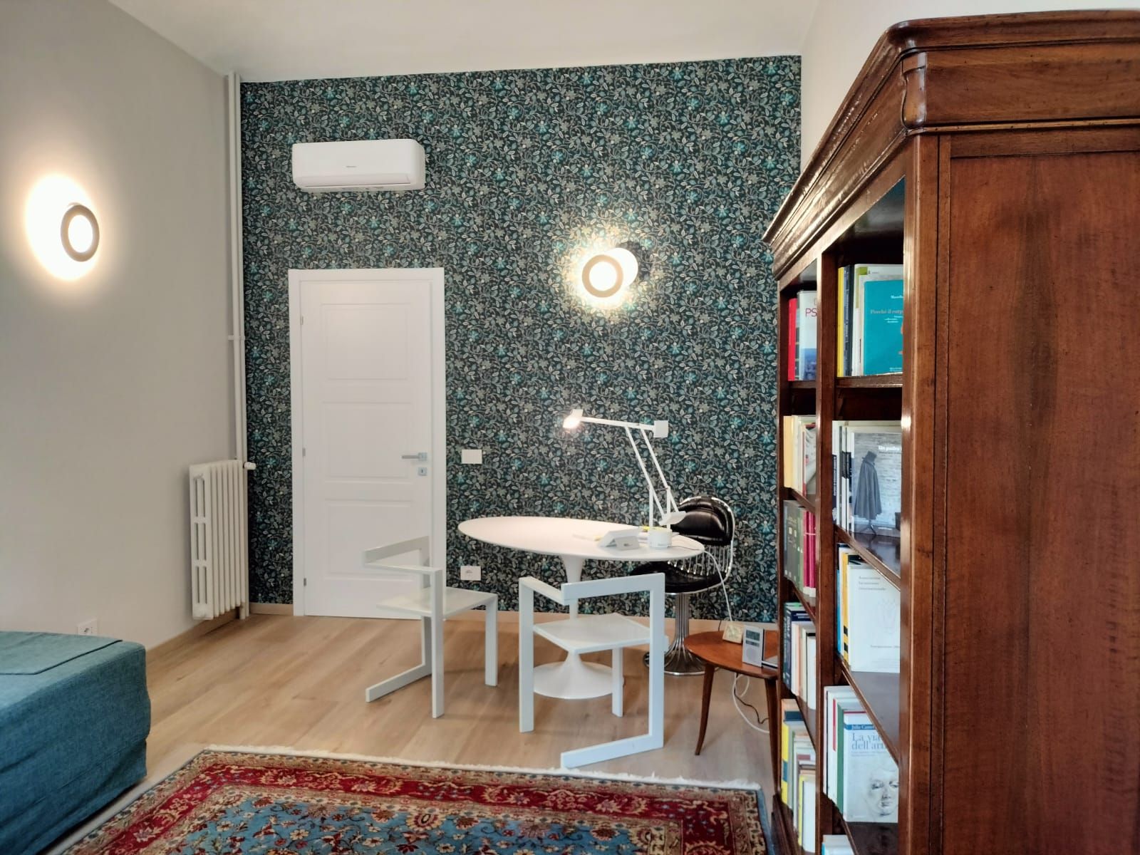 Progettazione di arredamento su misura a Torino in un salotto sui toni del grigio con libreria su misura bianca dallo stile moderno