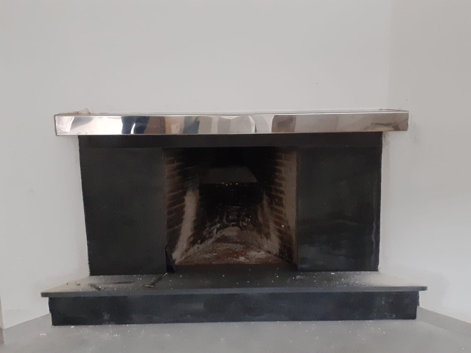 finitura caminetto in acciaio inox