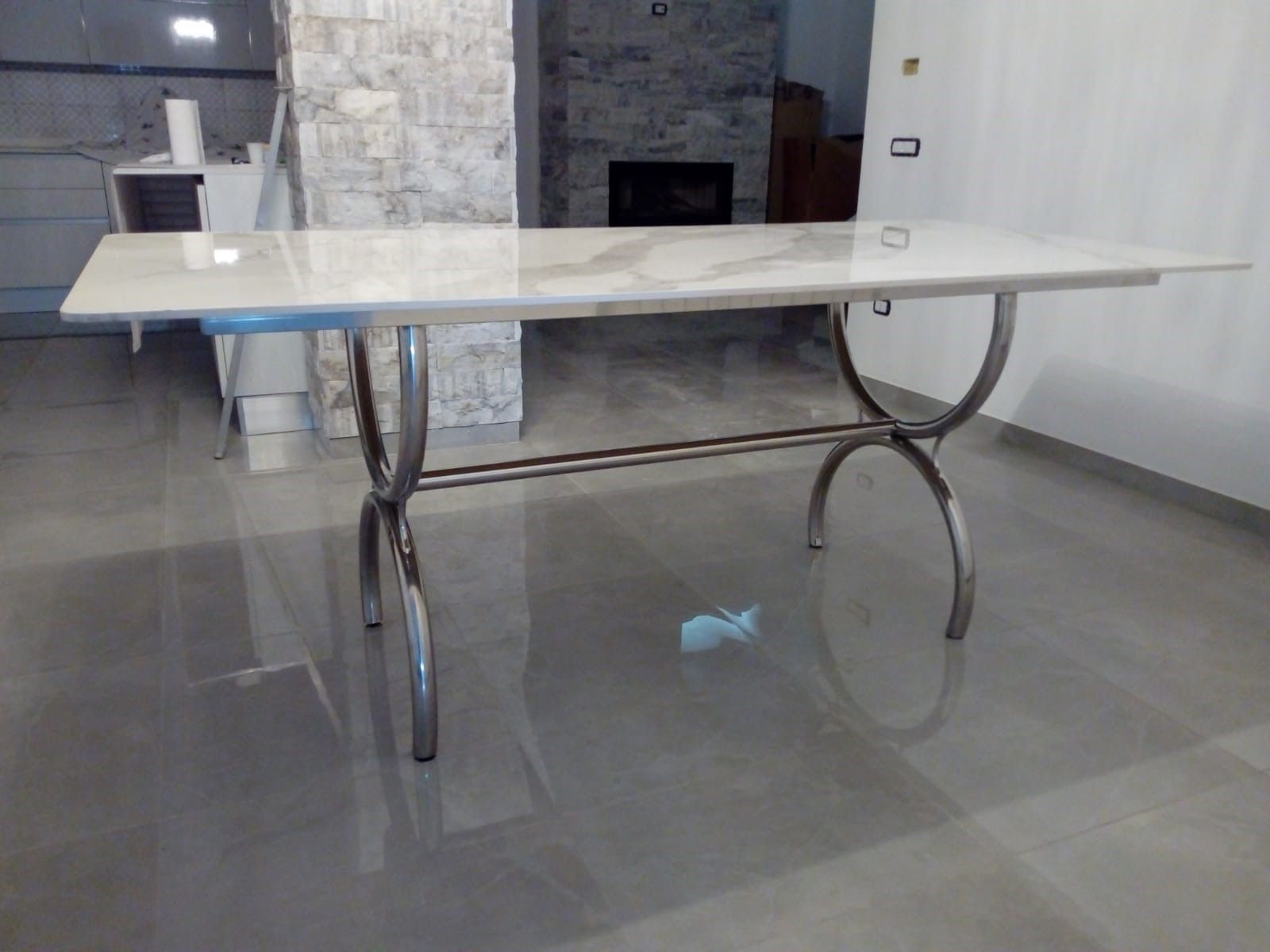 tavolino con finitura in acciaio inox