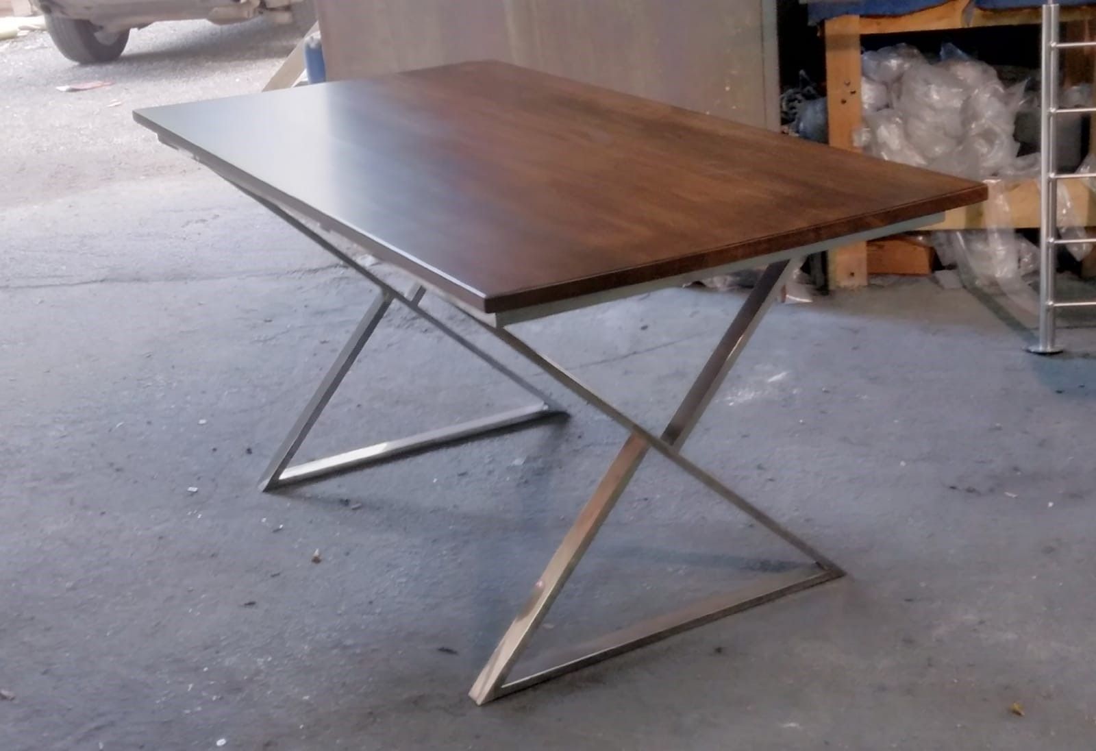 tavolino con finitura in acciaio inox