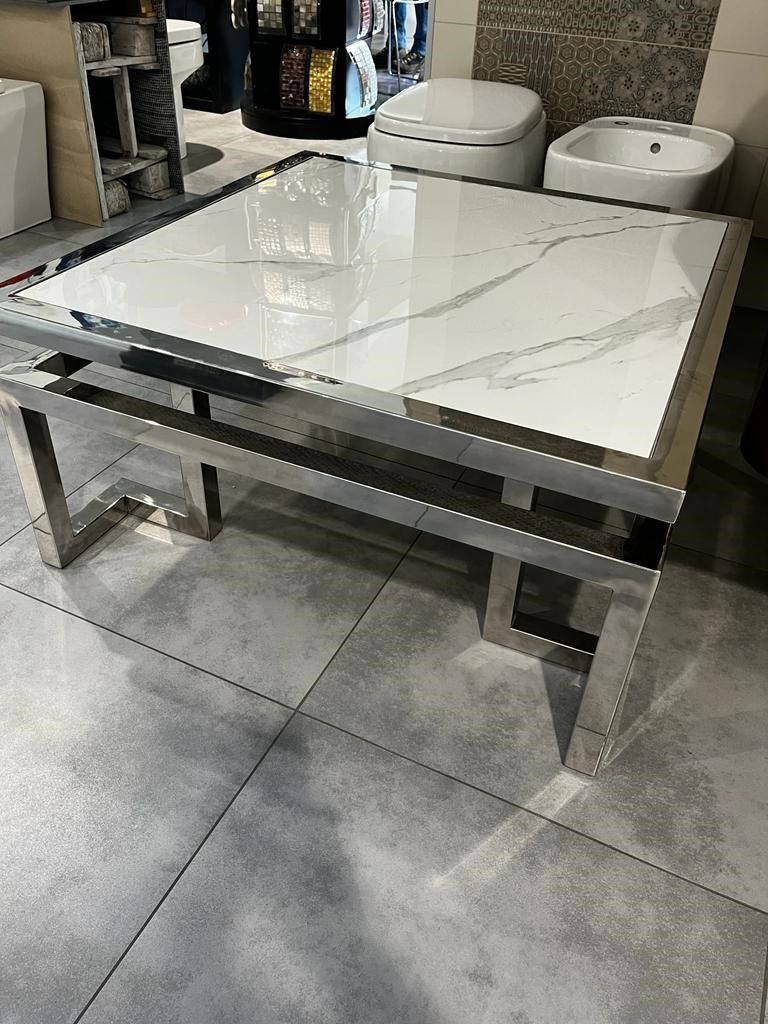 tavolino con finitura in acciaio inox