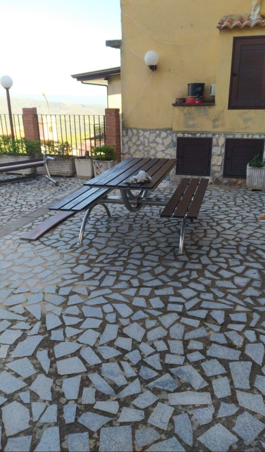 panca con finitura in acciaio inox