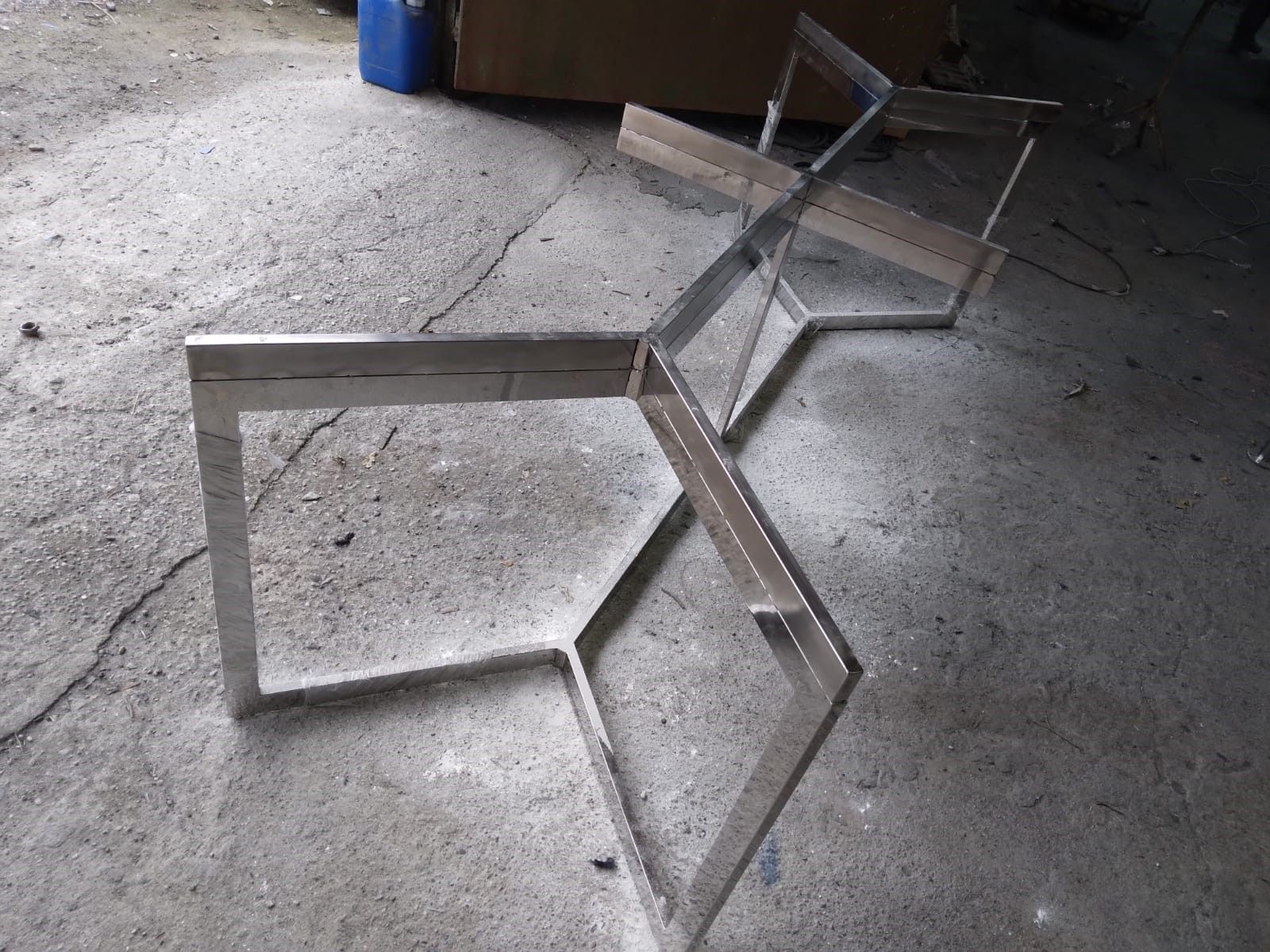 tavolino con finitura in acciaio inox