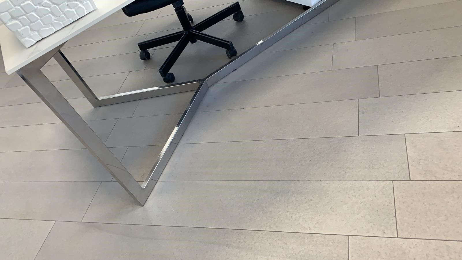 tavolino con finitura in acciaio inox