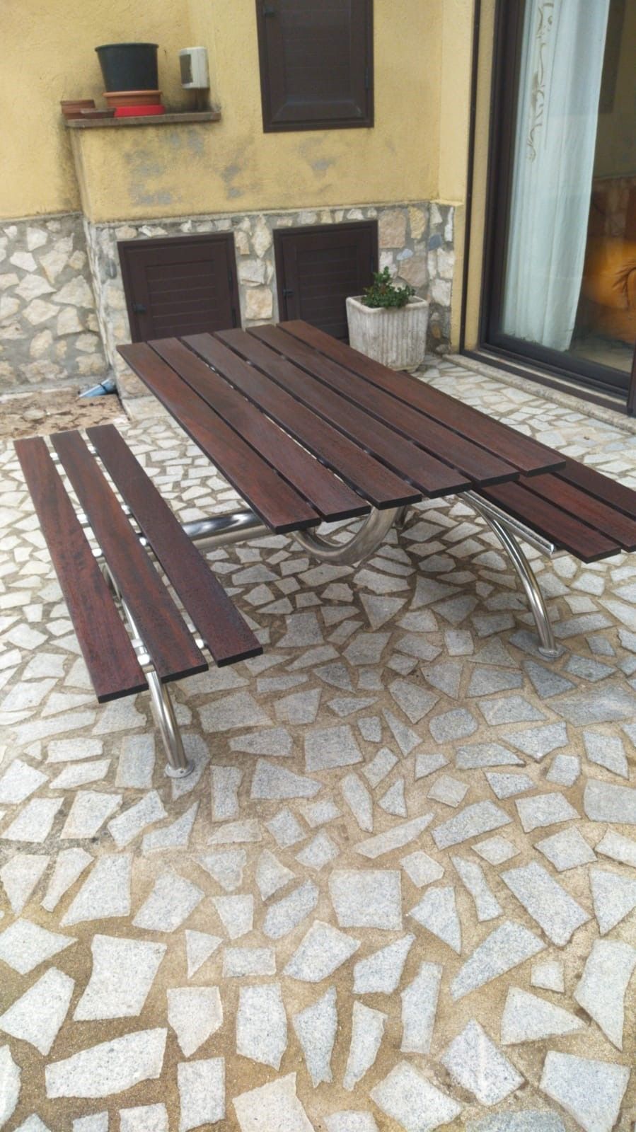 panca con finitura in acciaio inox