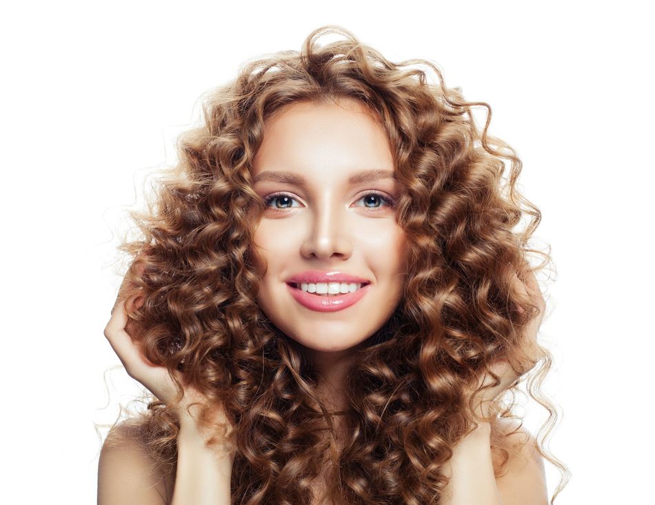 Donna sorridente con capelli ricci