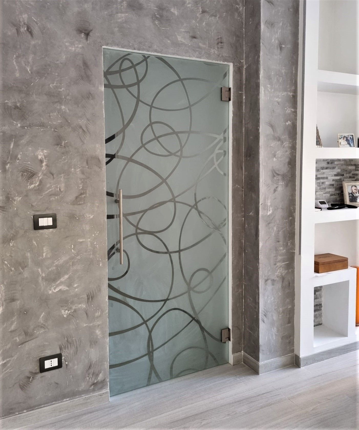 decorazione su porte di vetro a Roma